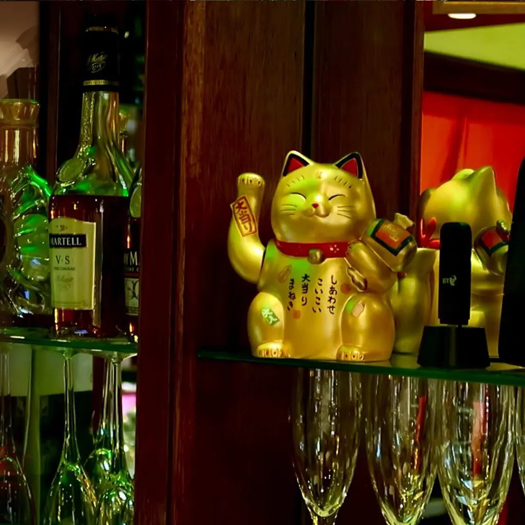 A waving cat which sits at the Thai Lemongrass bar. 