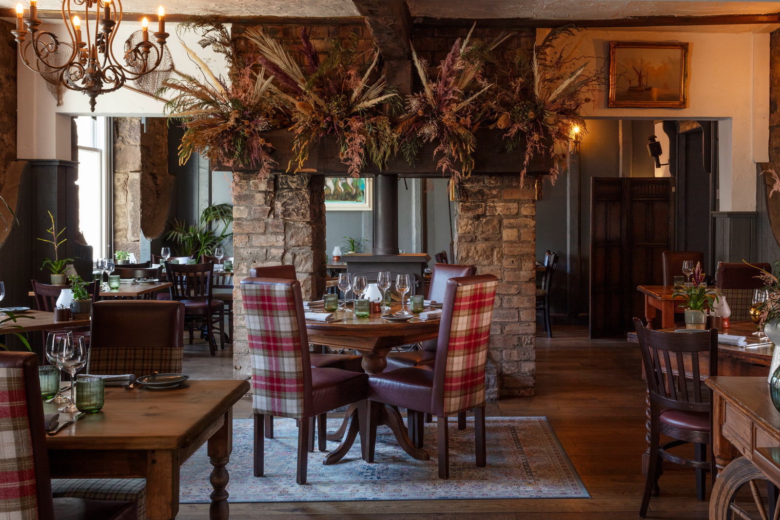 The cosy Scottish inn in picturesque town that serves the 'best Sunday roast' | Scotsman Food and Drink