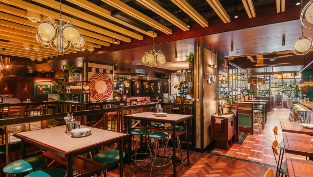 Dentro de Dishoom Glasgow y menú